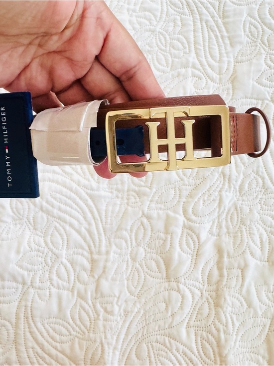 Tommy Hilfiger Brown women’s Belt with Gold TH Buckle. Size M